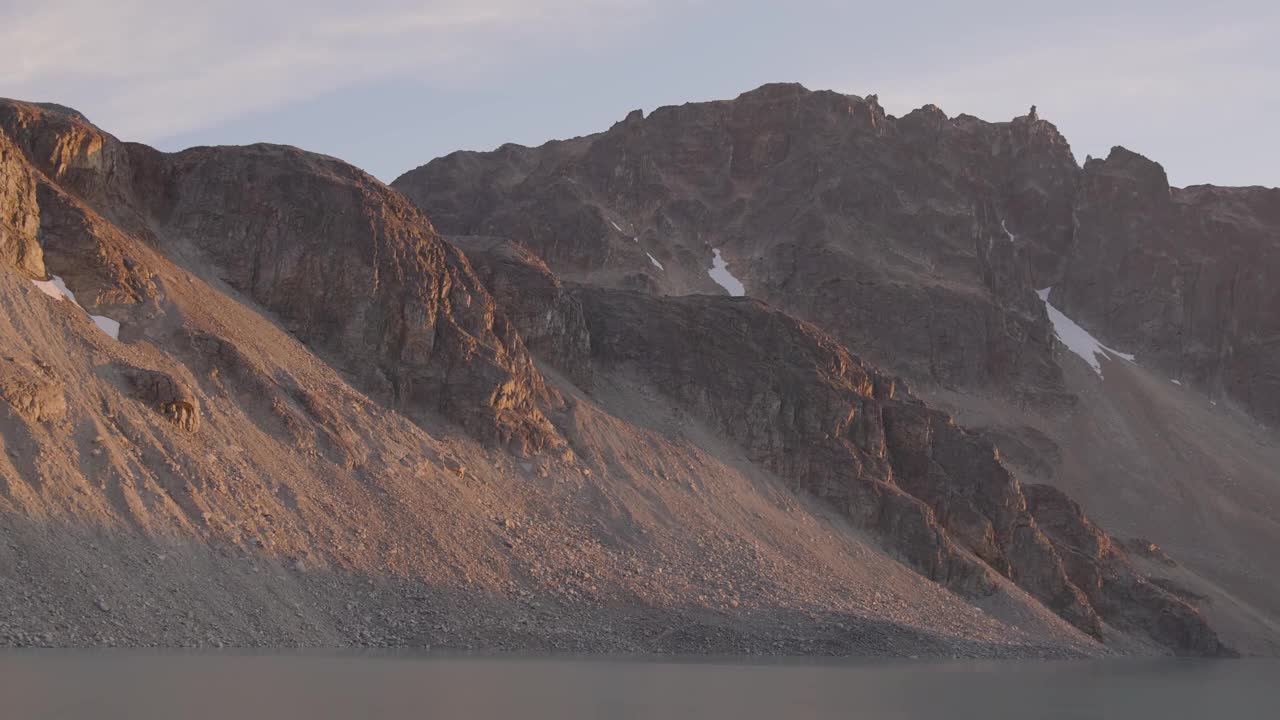 加拿大自然景观落基山脉上充满活力的彩色冰川湖视频素材
