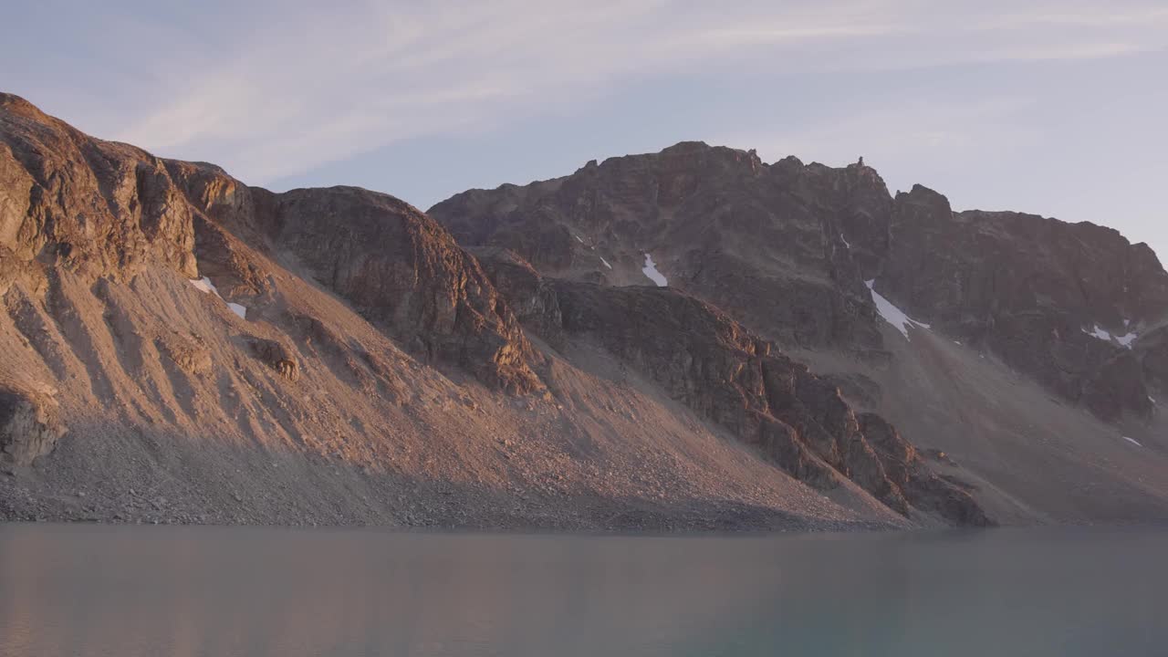 加拿大自然景观落基山脉上充满活力的彩色冰川湖视频素材