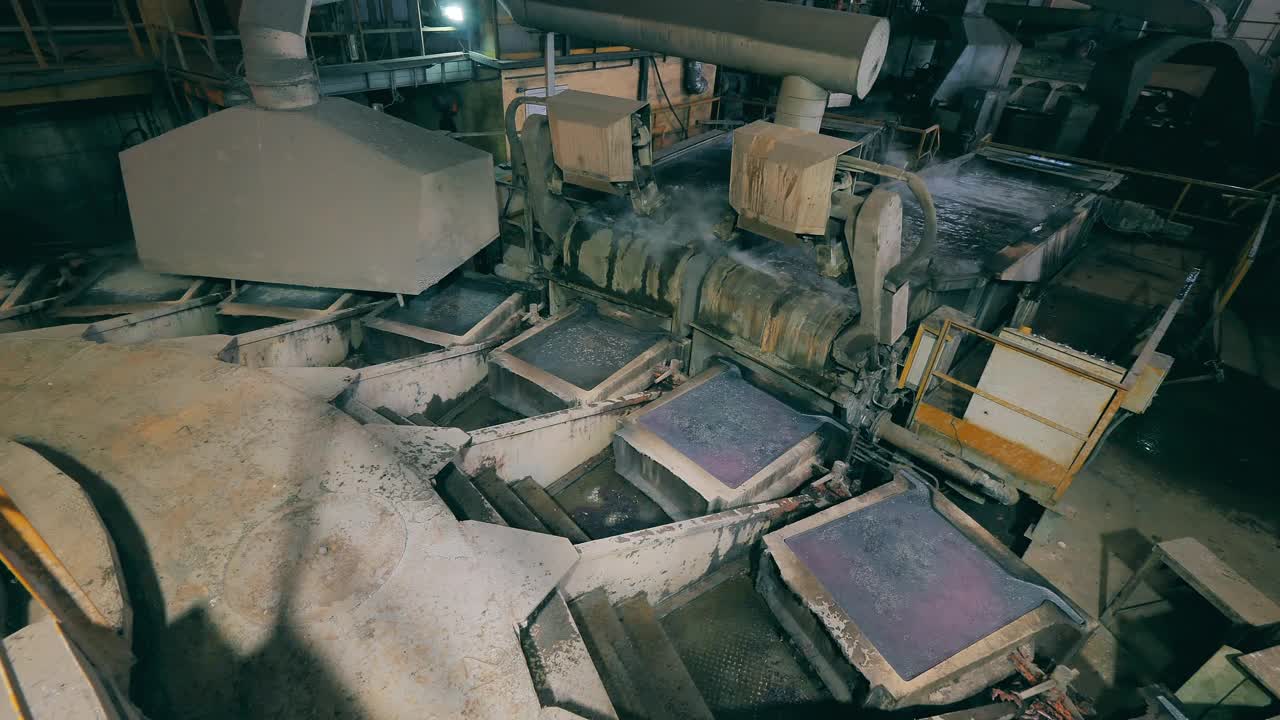 铜冶炼厂有机械和金属板视频素材