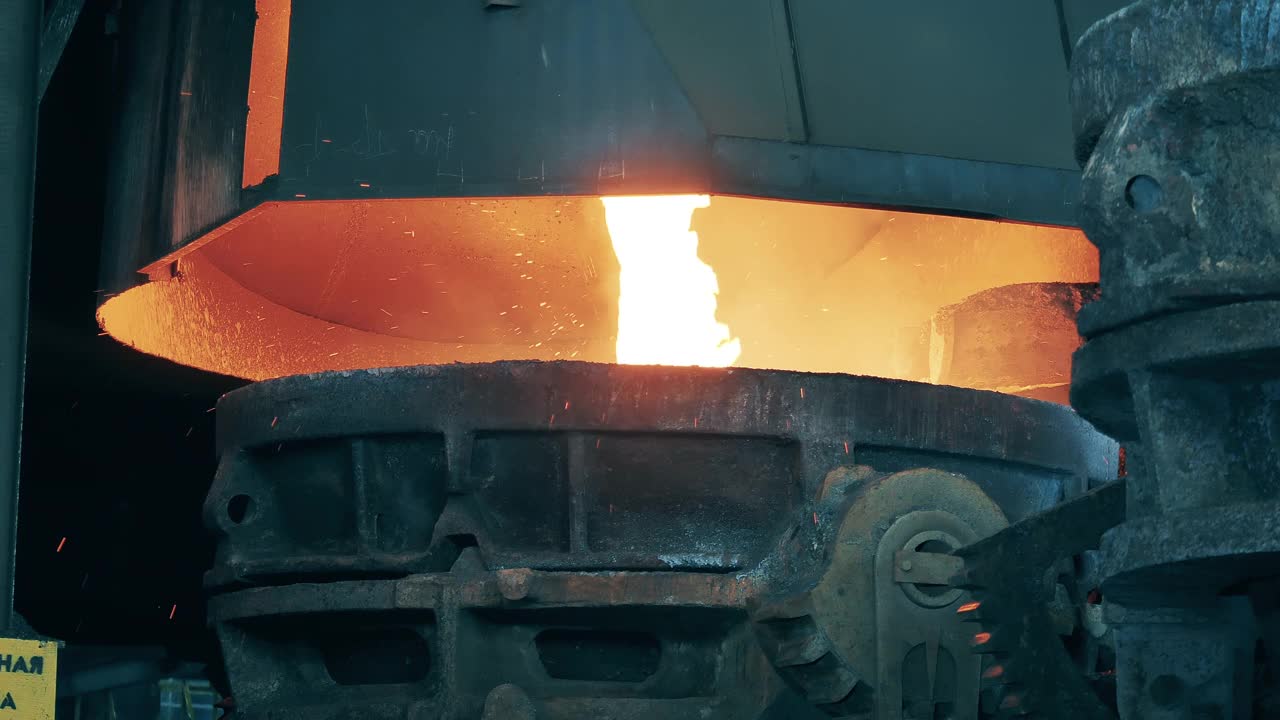 钢水正倒入一个工业桶中视频素材