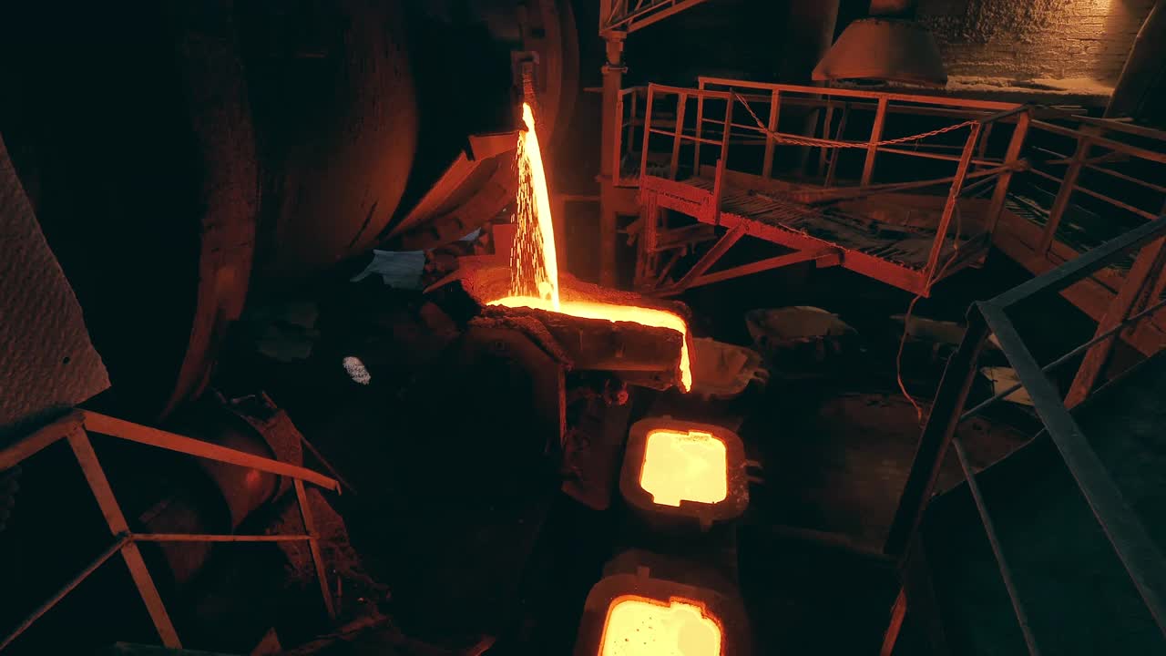 工业机械是向铸造模具中注入钢水视频素材