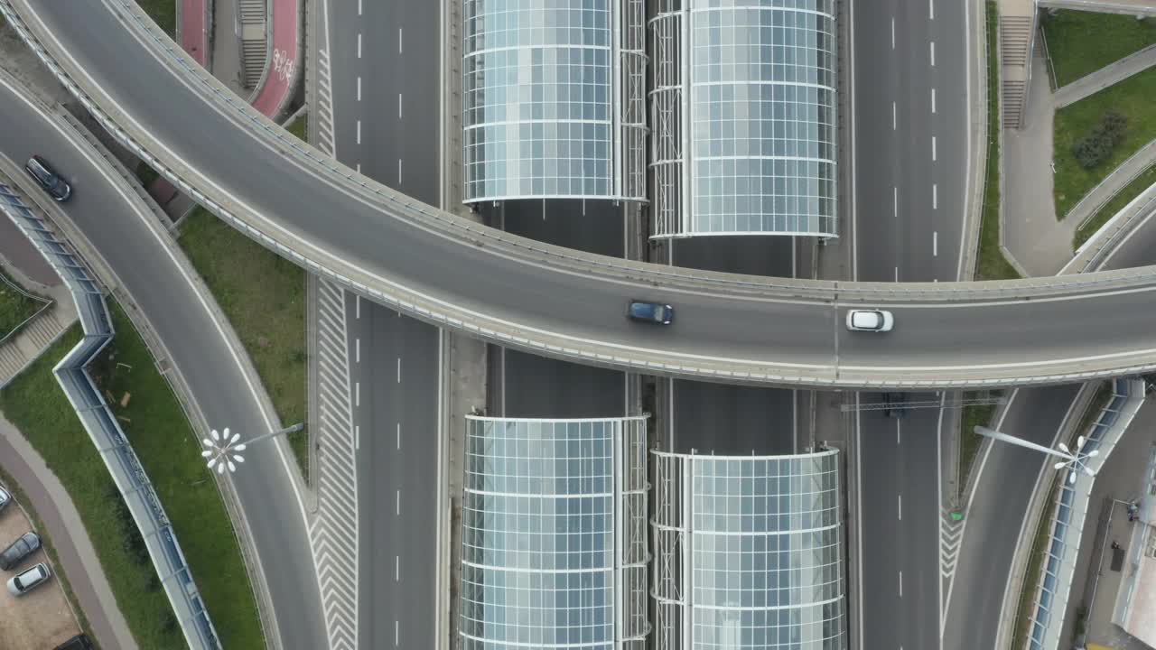 无人机俯视图的多层公路视频素材