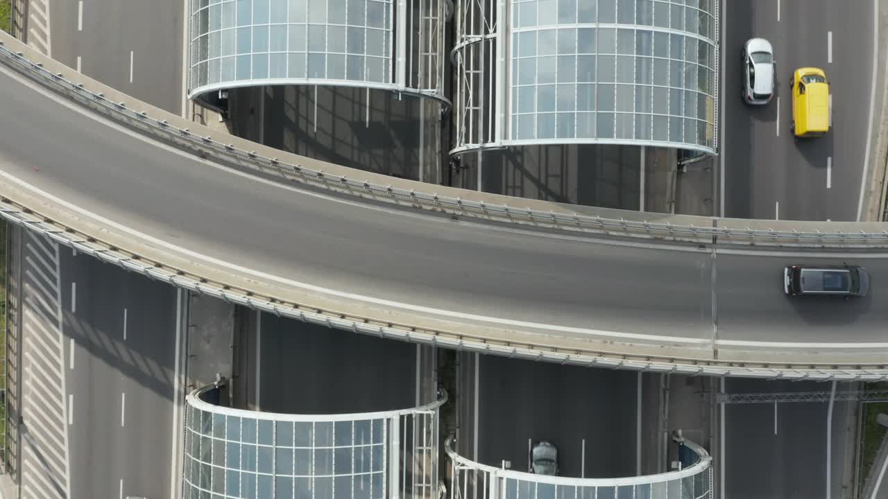 无人机俯视图的多层公路视频下载