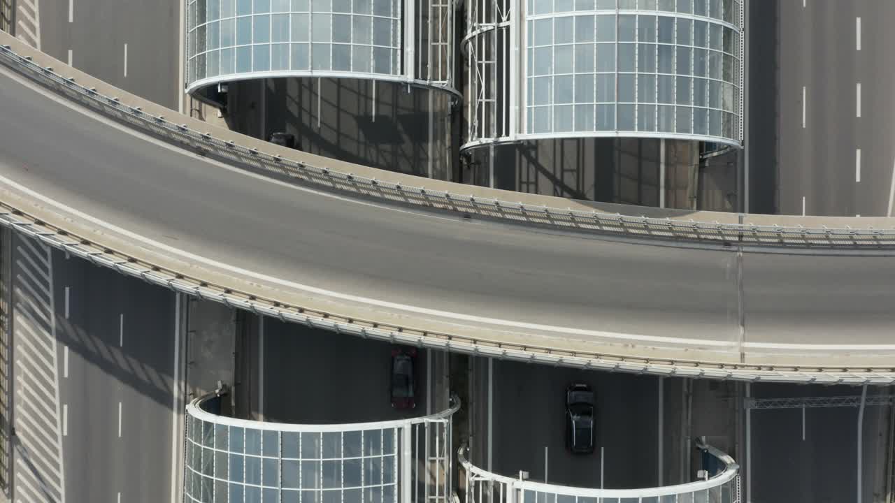 无人机俯视图的多层公路视频素材
