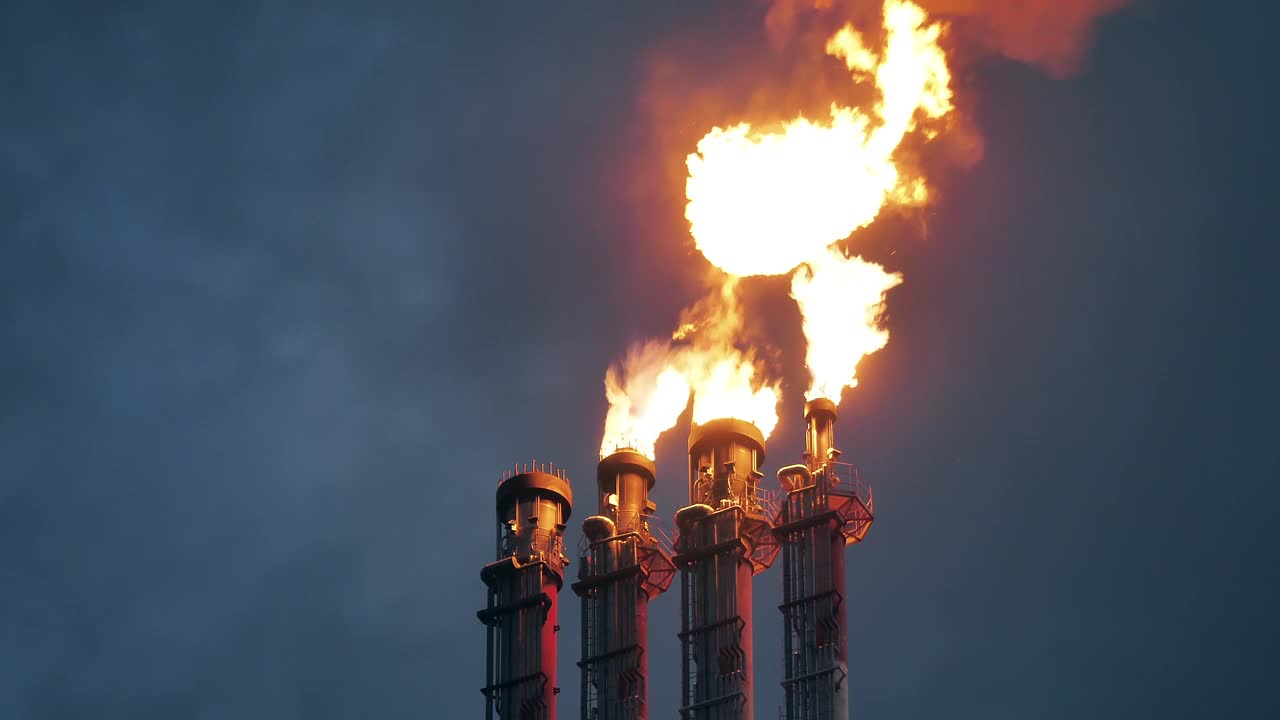 炼油厂的火炬堆着火了视频素材