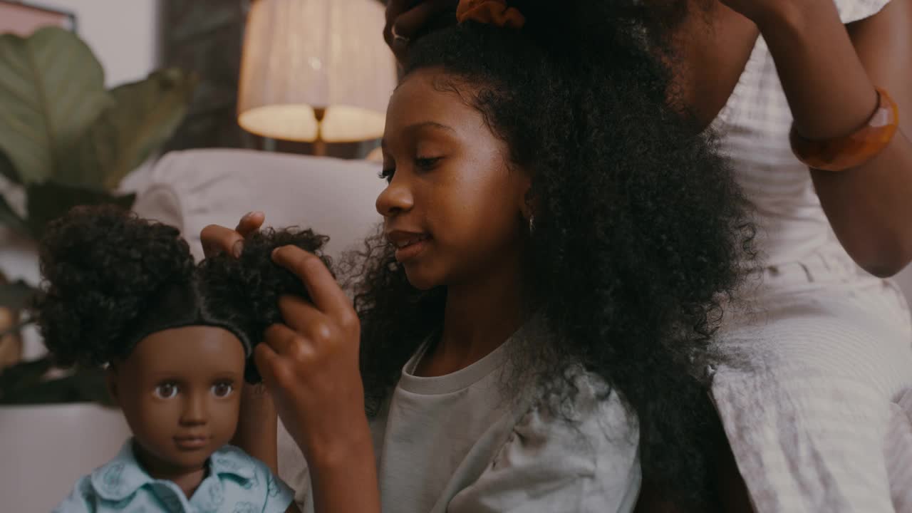 一个母亲在家里给女儿梳头的4k视频片段视频素材