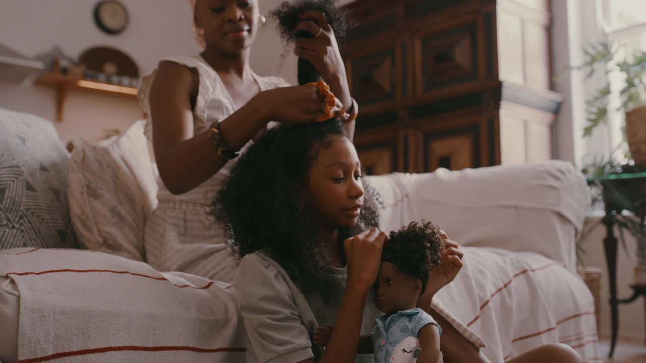 一个母亲在家里给女儿梳头的4k视频片段视频素材