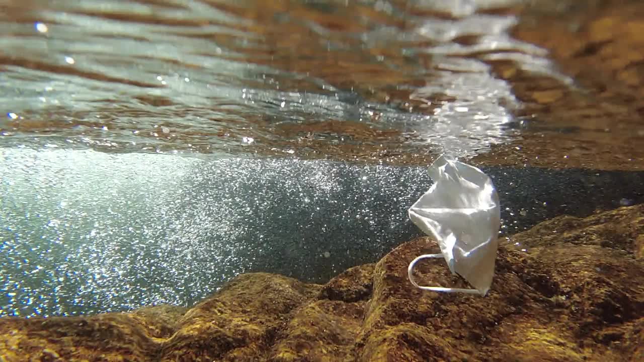 面具漂浮在水下的河流慢动作视频素材