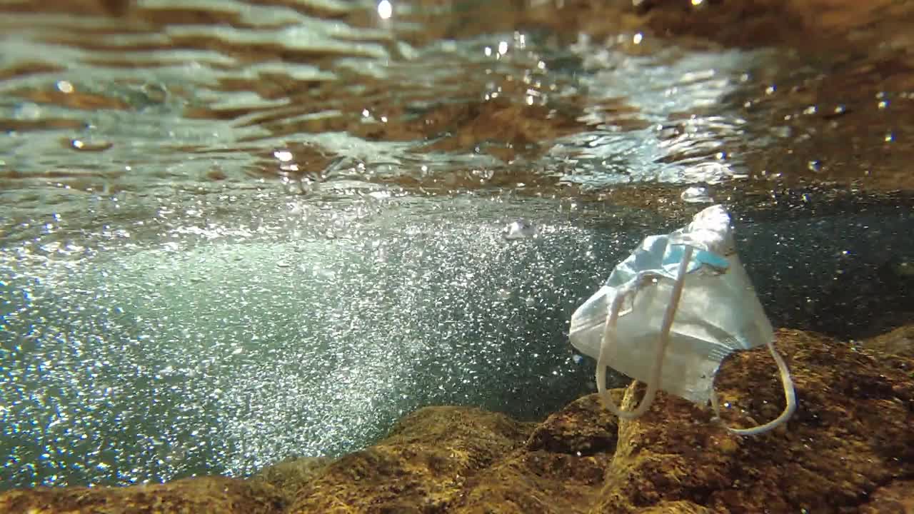 面具漂浮在水下的河流慢动作视频素材