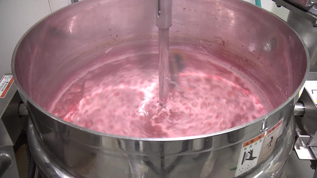 日本:搅拌草莓做果酱视频下载