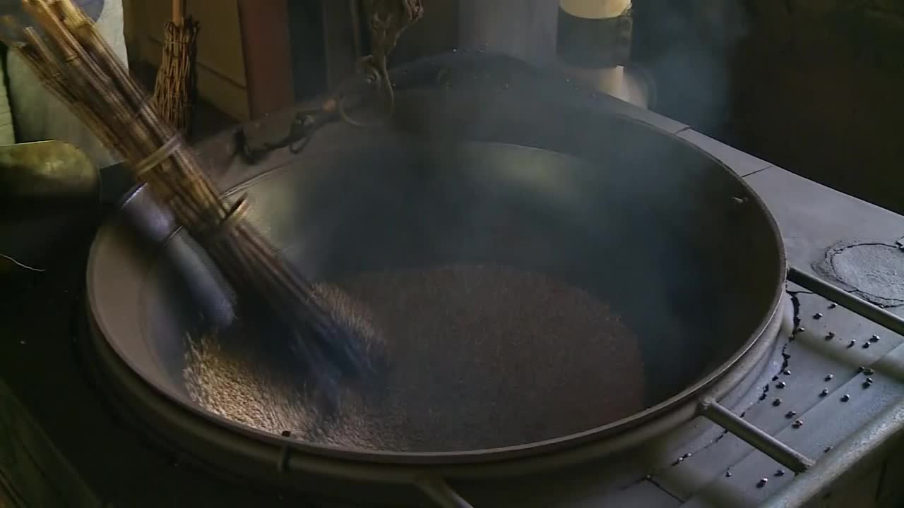在大锅里烤大麦:日本视频素材