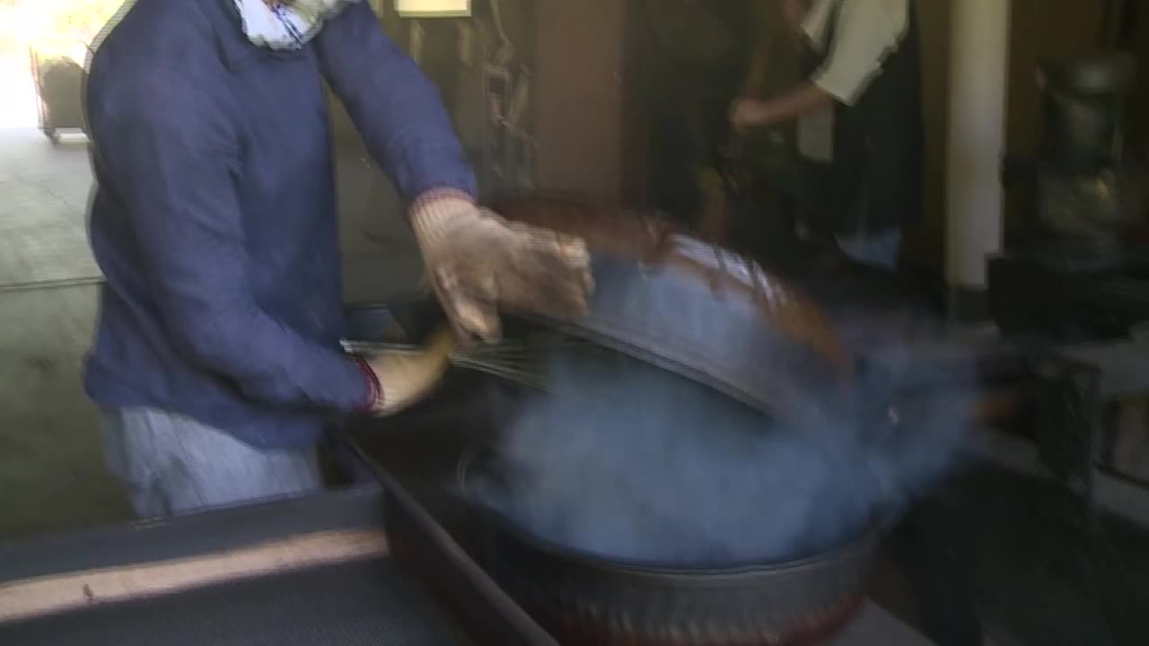 冷却在金属碗里烤大麦，日本视频下载