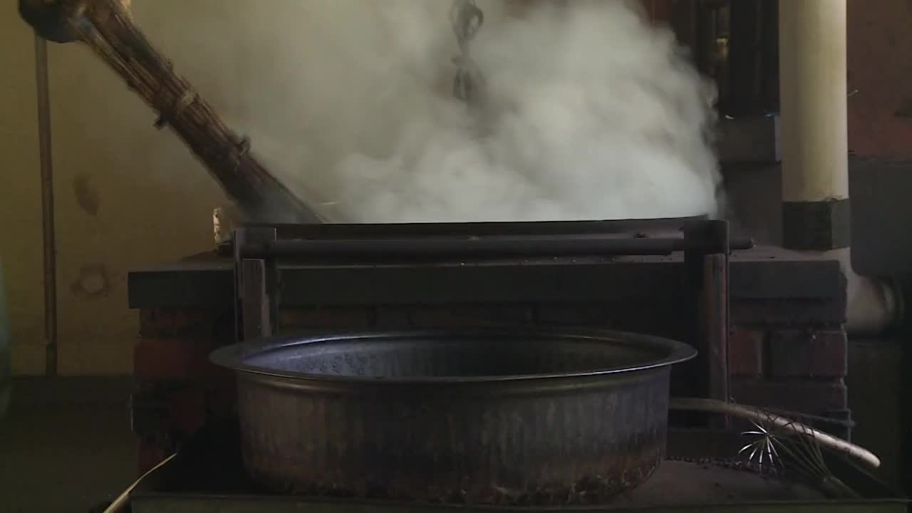 日本，将烤好的大麦放入碗中冷却视频素材
