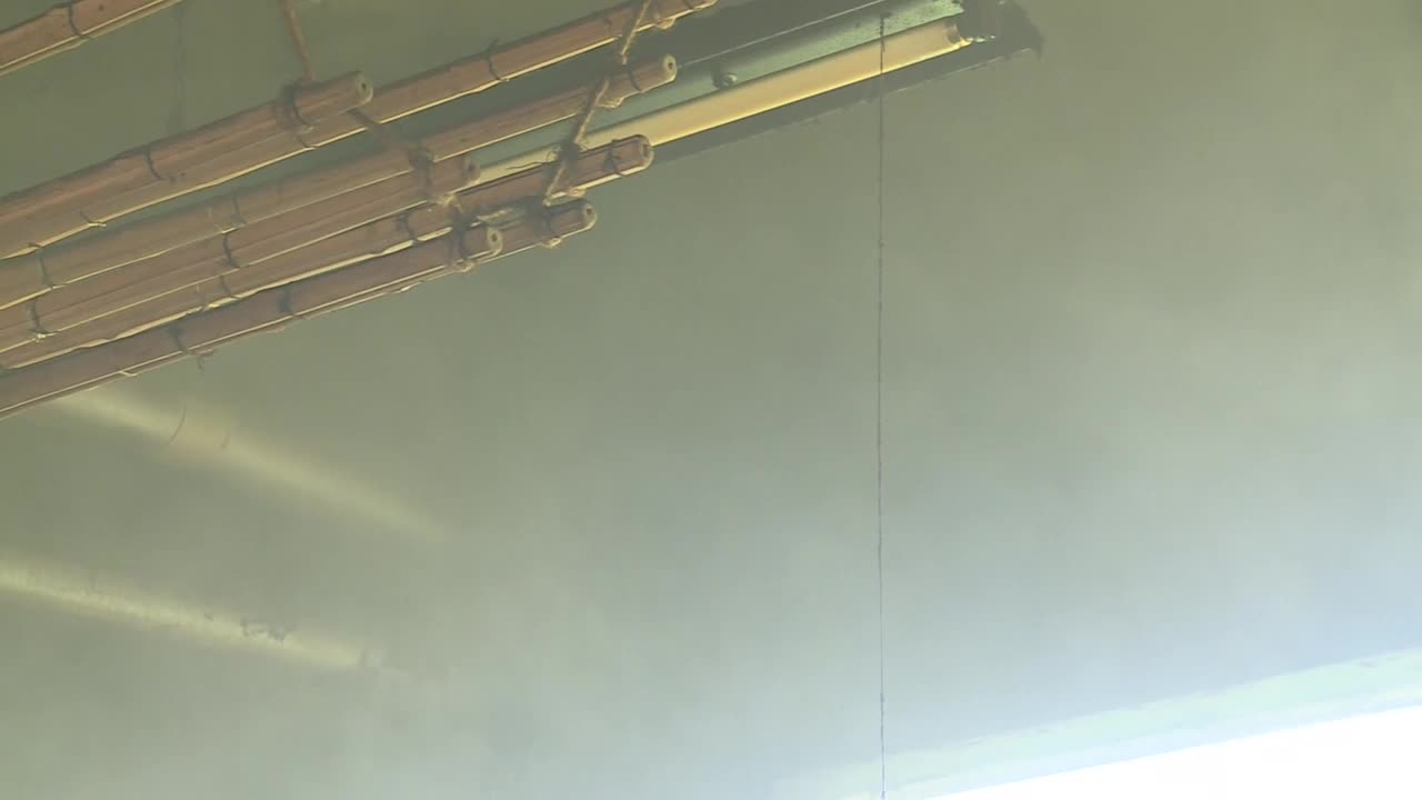 日本，工厂里弥漫着烤大麦的烟雾视频下载