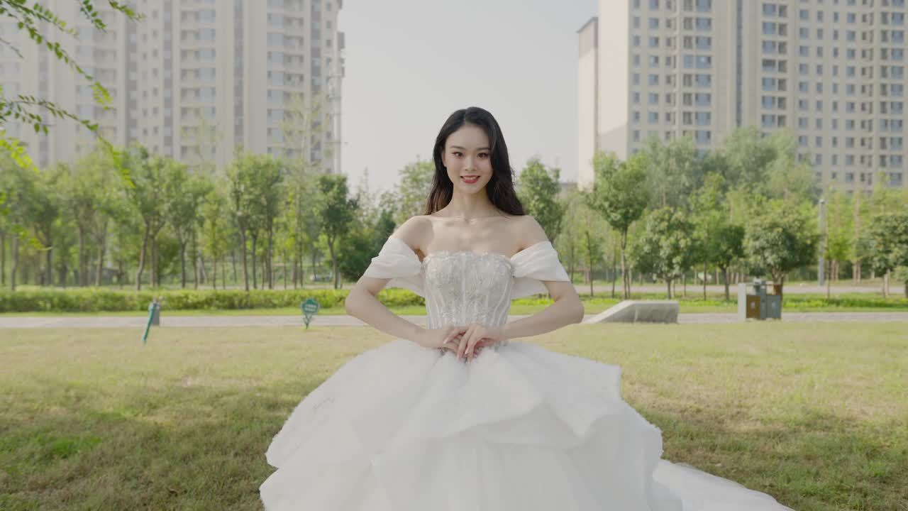 一名身穿白色长尾婚纱的年轻亚洲女孩尾随枪击事件视频素材