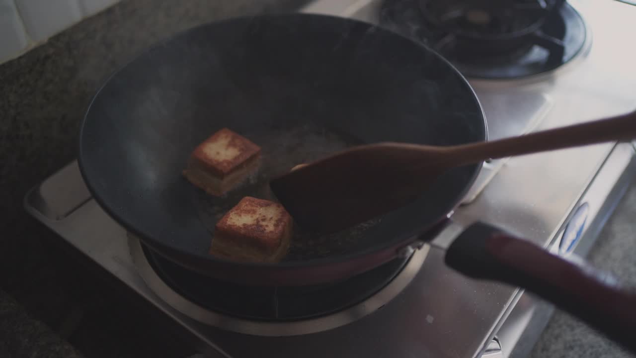 油炸豆腐。视频下载