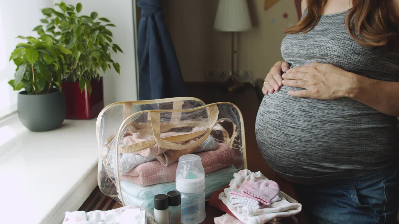 孕妇准备在医院分娩的包视频素材