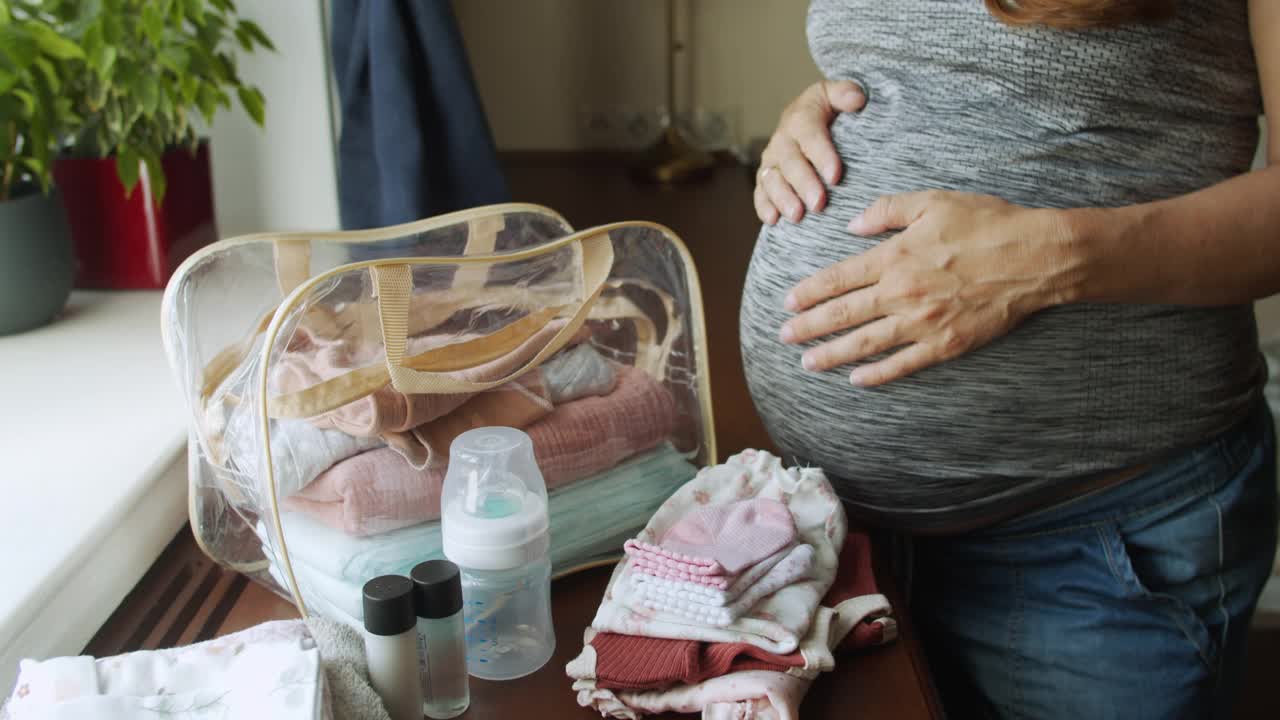 孕妇准备在医院分娩的包视频素材