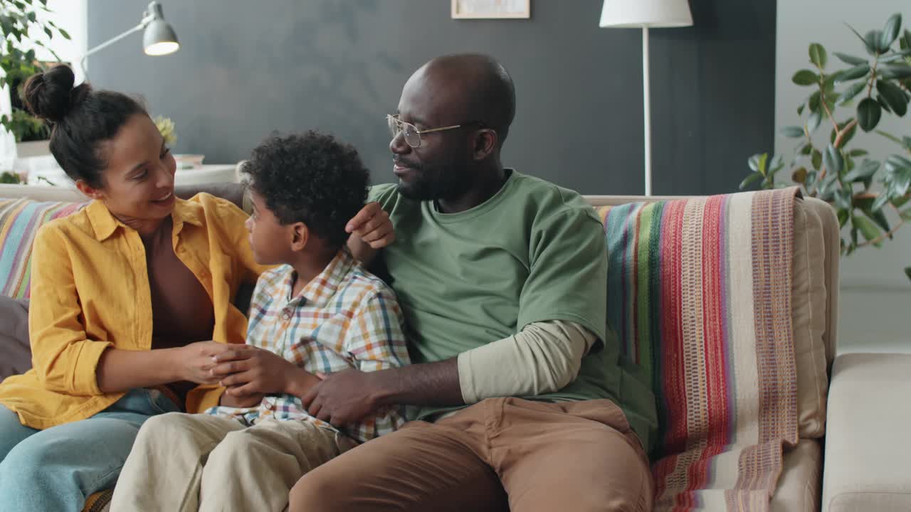 欢乐非洲家庭的画像在家里的沙发上视频素材
