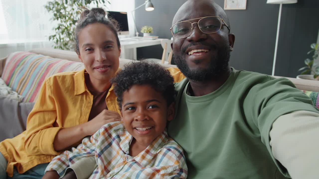 积极的非洲家庭聊天视频电话在家里视频素材