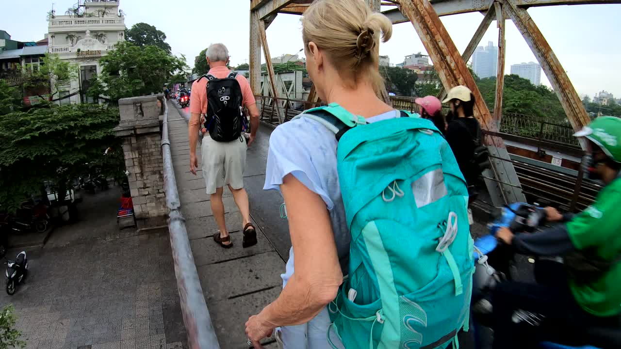 白种人游客走在河内长边铁路桥上视频下载