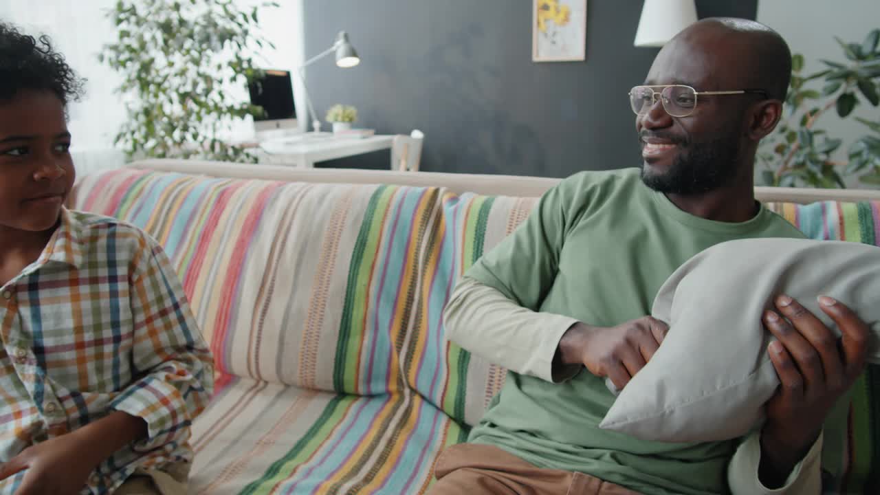 美国黑人父子在沙发上枕头大战视频素材