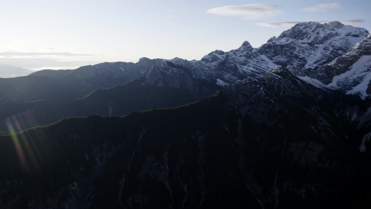 空中拍摄的山脉在晨光中轰鸣视频下载