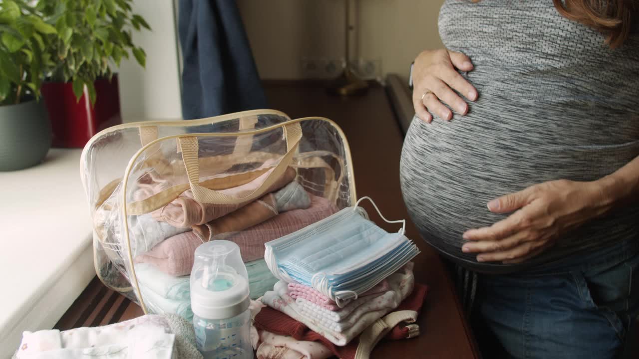 孕妇在医院准备分娩防护口罩视频素材