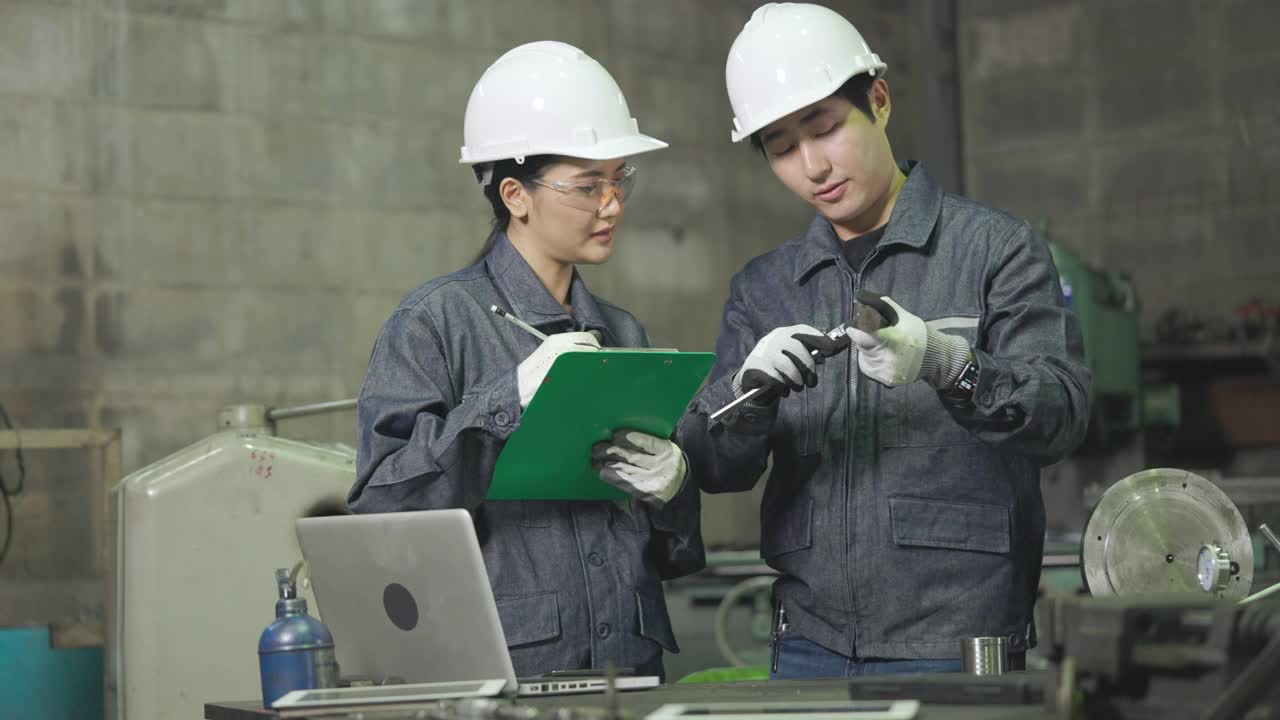 工厂和制造概念。亚洲检验工程师检查金属零件的质量。视频素材