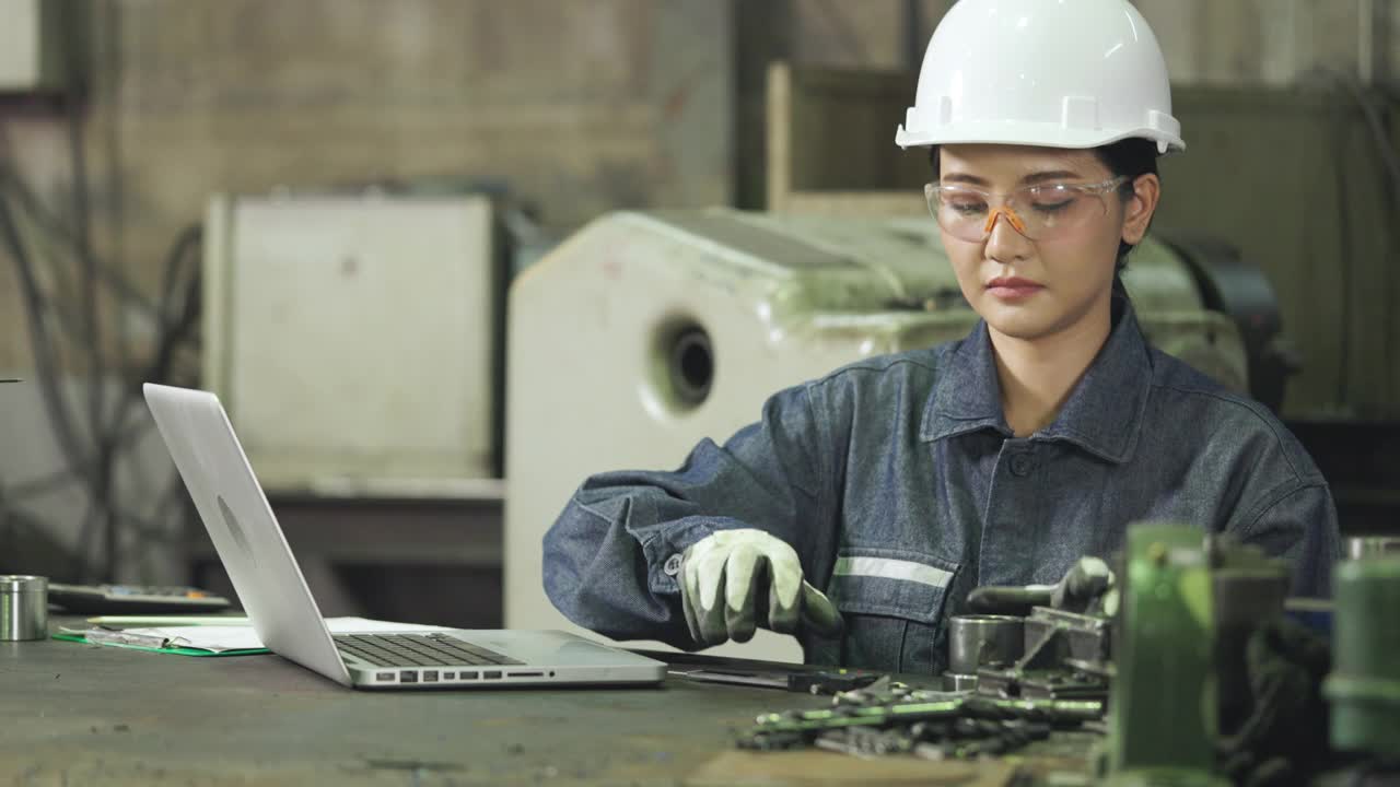 工厂和制造概念。亚洲检验工程师检查金属零件的质量。视频素材