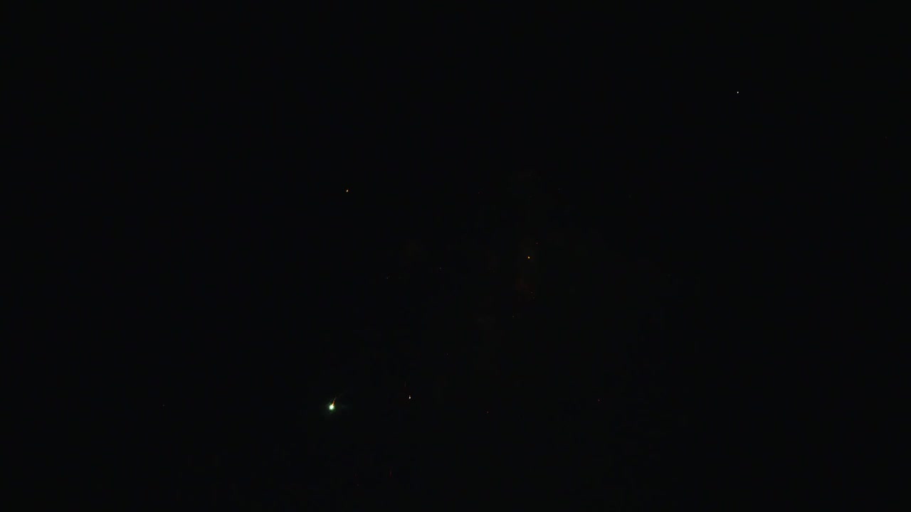 烟花在夜空中绽放视频素材