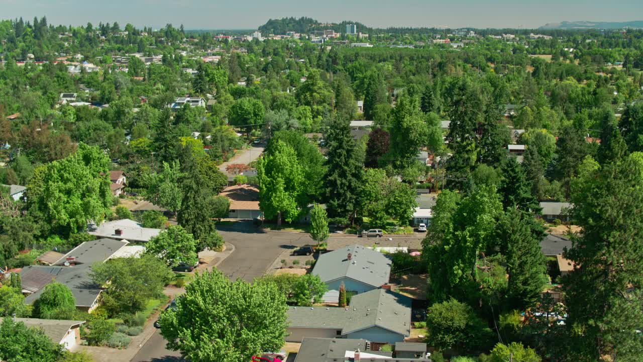 在俄勒冈州尤金的房子上空的向后无人机飞行视频下载