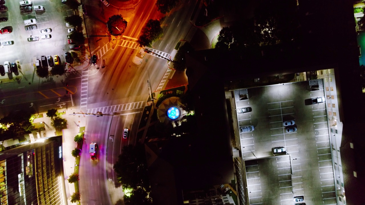 无人机拍摄的夜间城市街道上的救护车视频下载