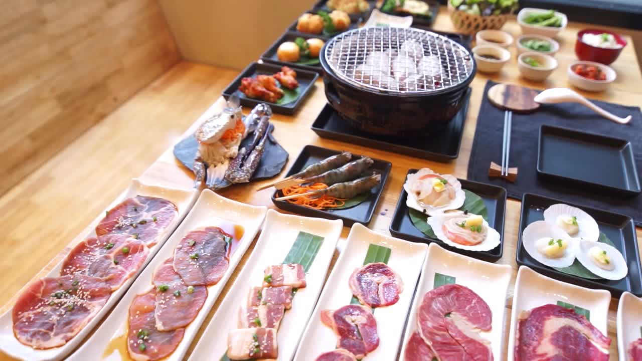 日本餐厅的烤肉桌。视频下载