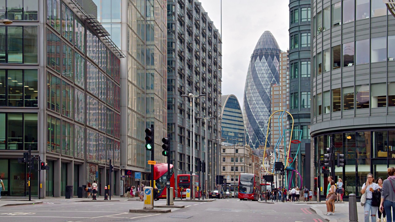 伦敦金融区。红色的公共汽车。视频下载