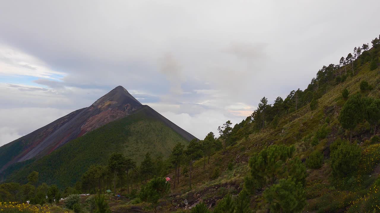 Volcán de Fuego(火的火山)也叫Chi Q'aq'视频素材