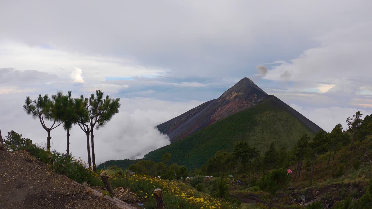 Volcán de Fuego(火的火山)也叫Chi Q'aq'视频素材