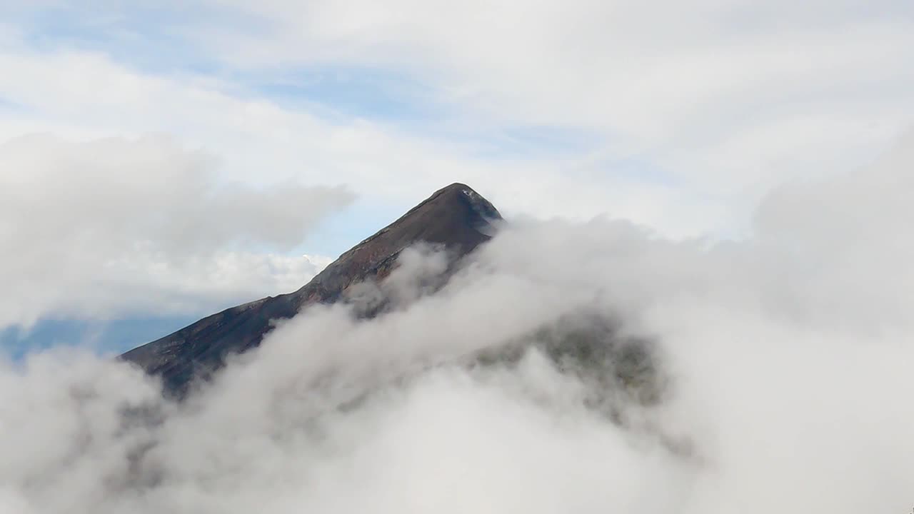 Volcán de Fuego(火的火山)也叫Chi Q'aq'视频下载
