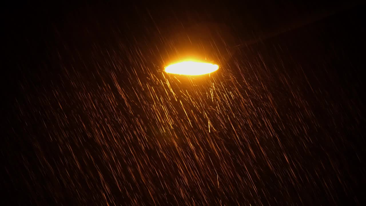 晚上雷雨时的街灯视频素材