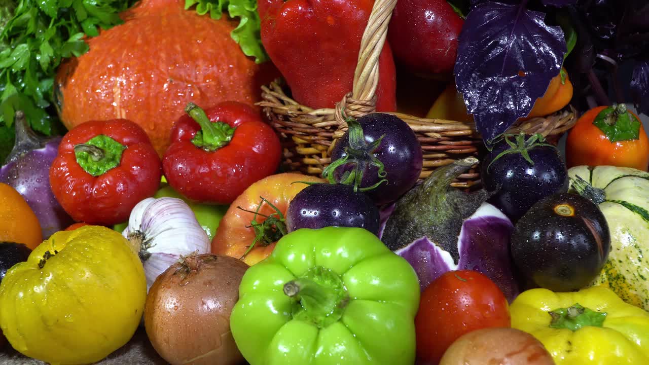秋天的果实。素食健康食品，蔬菜:黄瓜、番茄、辣椒等，微距摄影视频素材