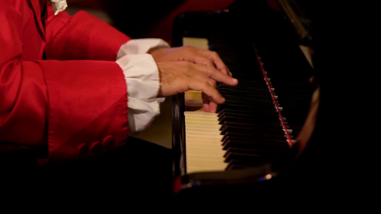 一个女人弹钢琴的特写镜头视频素材