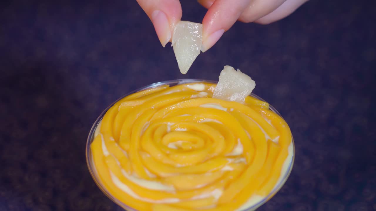菠萝和巧克力心放在芒果蛋糕上视频素材