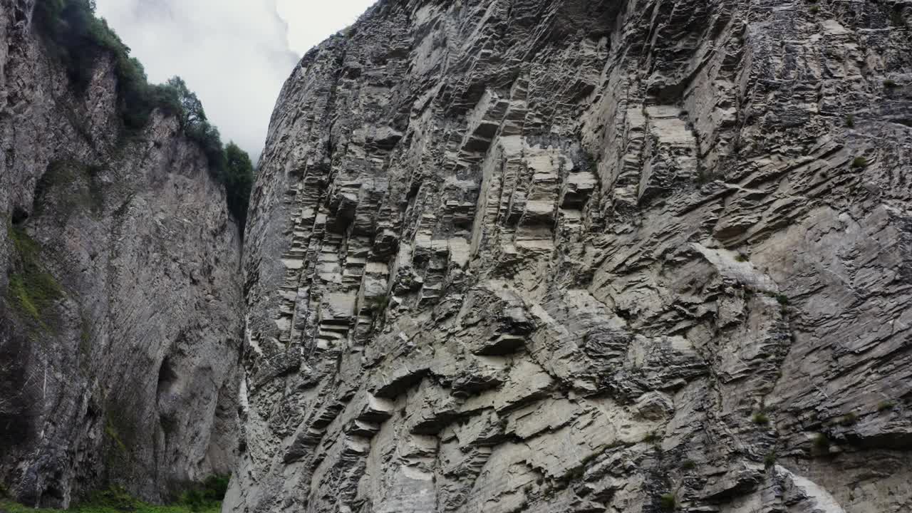 从四轴飞行器上看到岩石环绕的高山山谷视频下载
