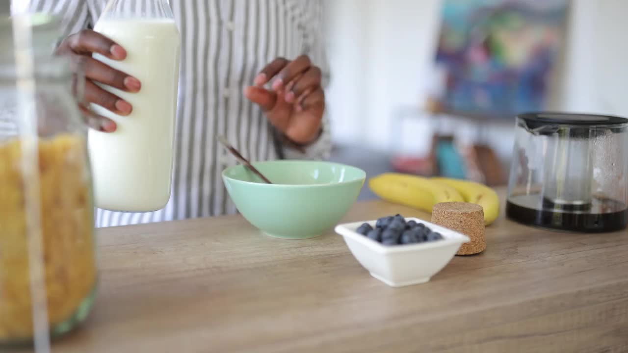 年轻人在家准备健康的早餐燕麦片视频下载