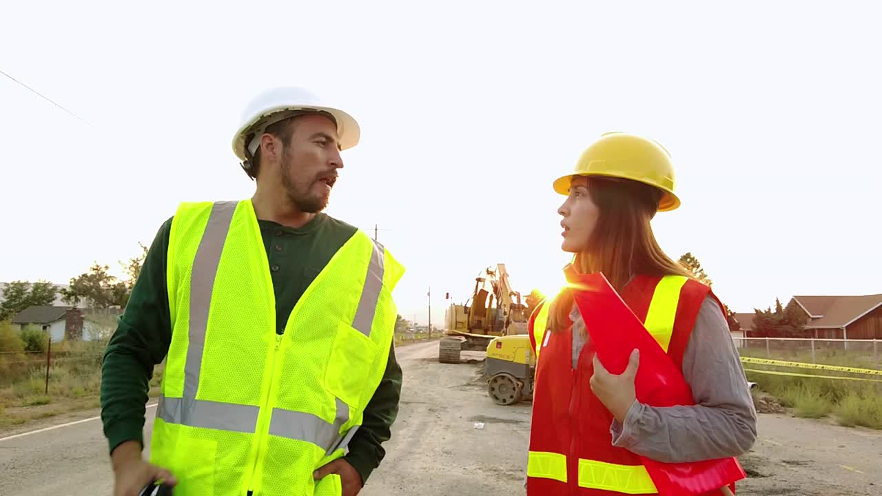 美国西部的西班牙裔男性和女性道路建设和维修工人4K视频视频素材