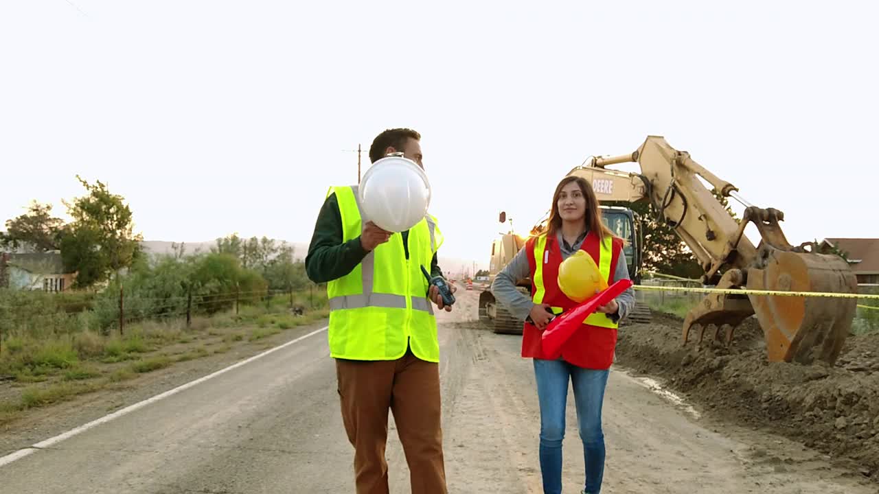 美国西部的西班牙裔男性和女性道路建设和维修工人4K视频视频素材