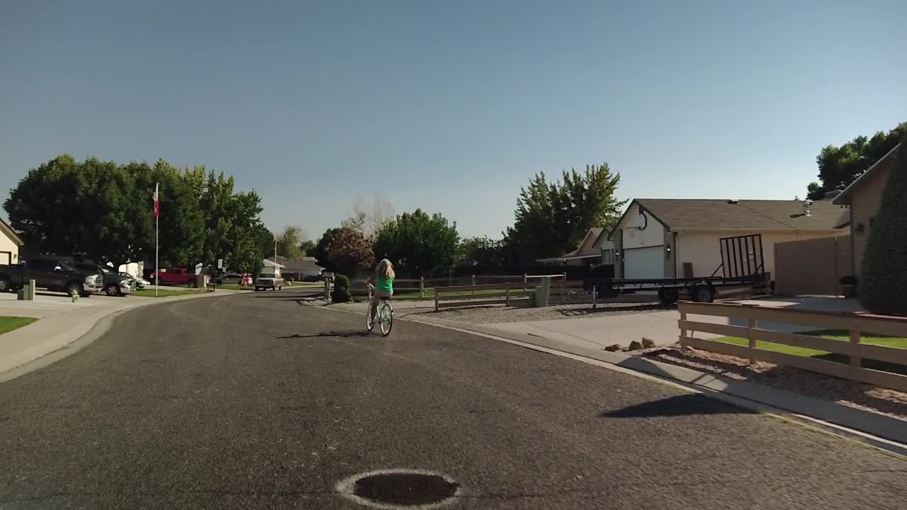 成熟的成年男性和女性异性恋夫妇骑自行车在郊区街道在美国西部4K视频系列视频素材