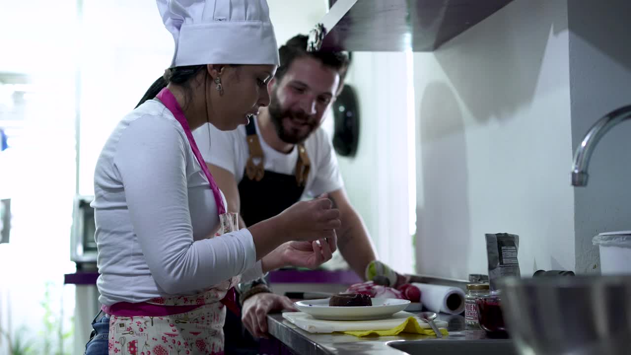 一对夫妇的厨师准备晚餐的食物，他们正在准备他们的厨师服务视频下载