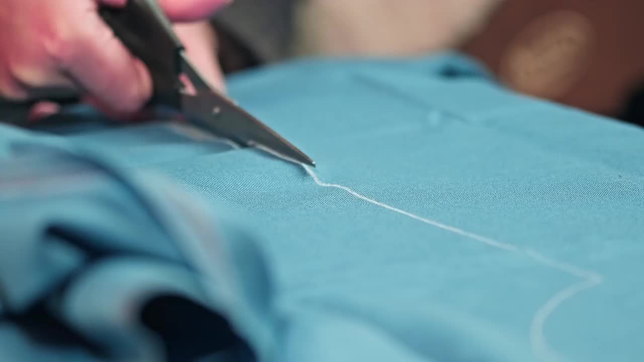 女裁缝用剪刀剪出图案。在家裁剪和缝纫。自我。视频下载