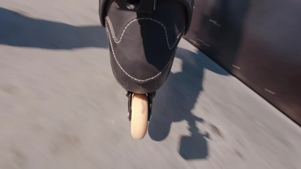 溜冰公园里的旱冰鞋视频素材